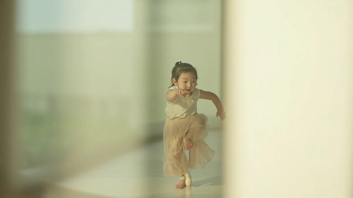 一举一动(일거일동)의 뜻 "하나하나의 모든 행동"을 나타낸 장면