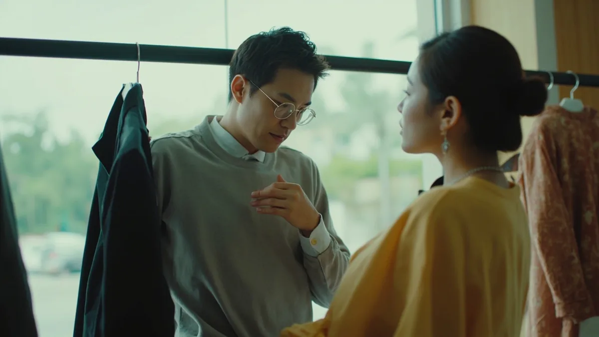 중국어로 "더 작은 사이즈 있어요" — 有小一号的吗？ (yǒu xiǎo yī hào de ma?)