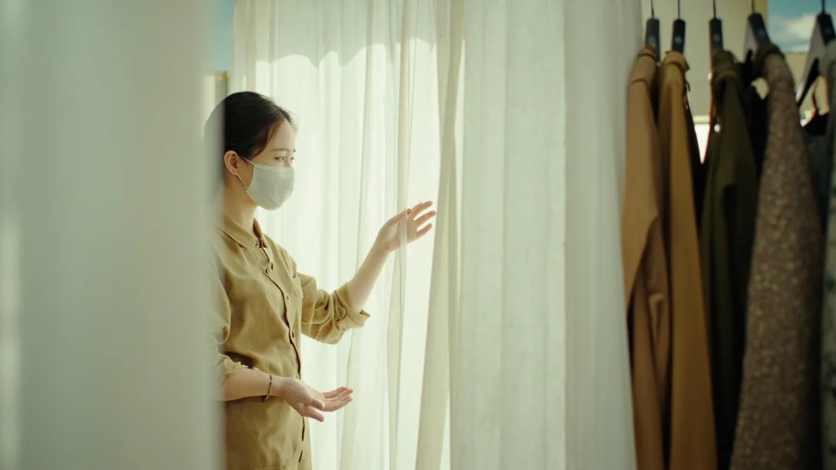 중국어로 "탈의실은 저쪽이에요" — 试衣间在那边 (shìyījiān zài nàbian)