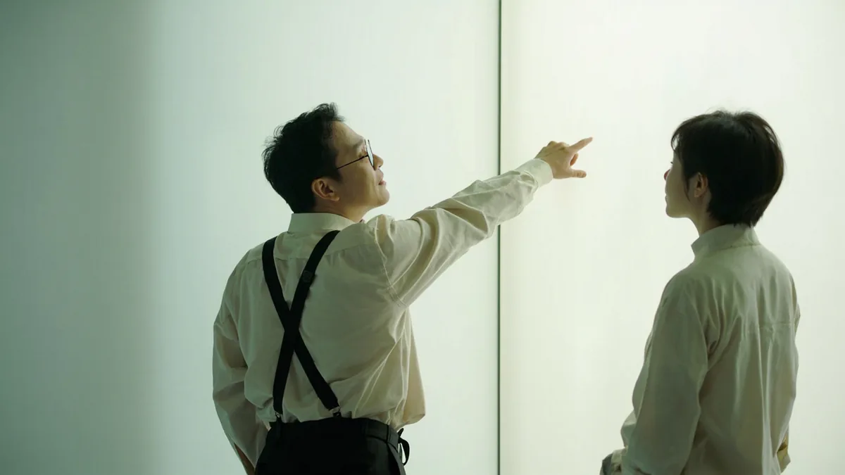 중국어로 "여기 중국어 설명이 있어요" — 这边有中文说明 (zhèbiān yǒu zhōngwén shuōmíng)
