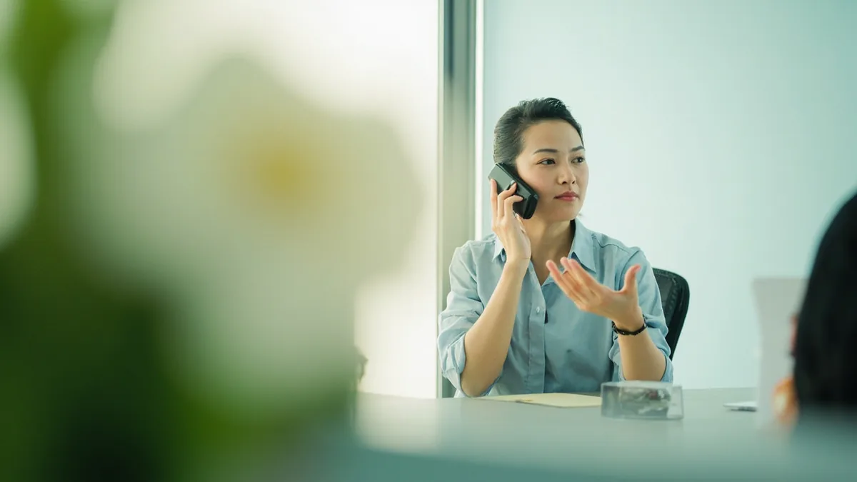 중국어로 "누구를 찾으세요" — 请问您找哪位？ (qǐngwèn nín zhǎo nǎ wèi?)