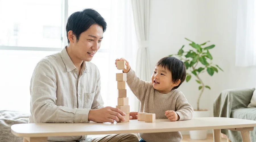 낮은 탁자에서 나무 블록을 함께 쌓는 부모와 아이