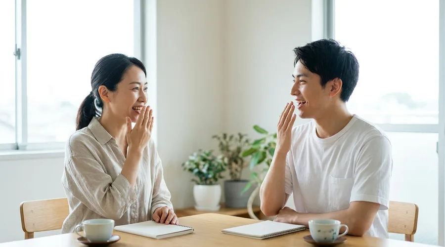 손으로 발음을 보여 주는 선생님과 따라 하는 학생